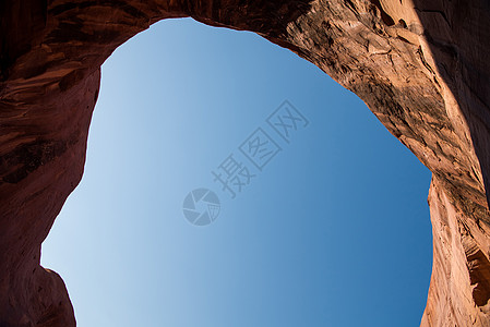犹他大洞关在古迹谷黏土旅行沙漠地标游客景观远足天空国家拱门图片