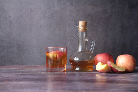 玻璃瓶中的苹果醋 桌上有新鲜的绿苹果宏观小吃瓶子水果饮食早餐营养液体食物果汁图片