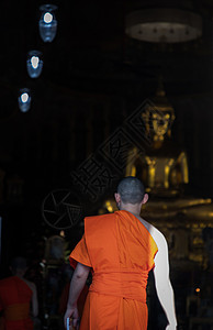 佛教僧侣走进主教区祷告并尊重佛像的面貌图片