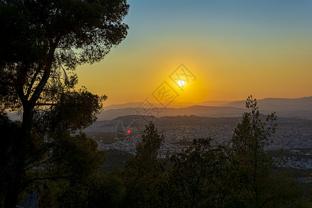 雅典的日落全景观 来自希腊的希臘美特斯山树木爬坡建筑旅游旅行天际房屋黄色场景地平线图片