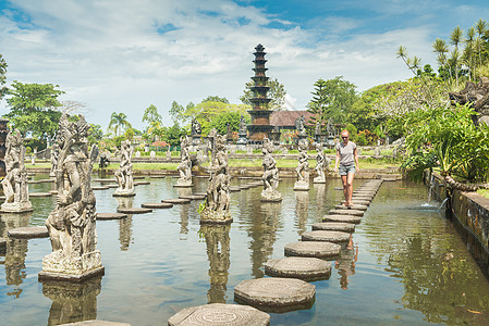 Tirtagangga水宫旅游者反射太阳石头公园棕榈旅行热带阳光场景喷泉图片