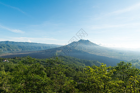 巴图尔山爬坡城市地标蓝色叶子异国木头情调顶峰风景图片