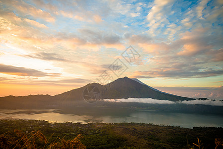 巴图尔湖上日出首脑风景蓝色天空森林旅游火山远景岩石爬坡图片