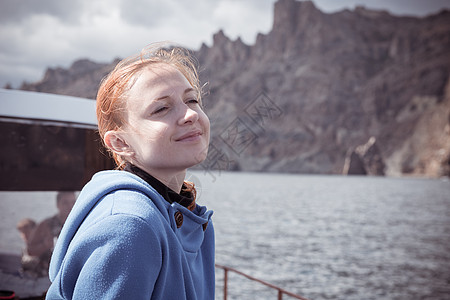 年轻Womon享受乘船之旅图片