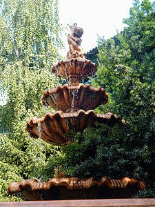 花园中美丽的装饰青铜喷泉文化晴天艺术海王星历史性纪念碑吸引力遗产蓝色大理石图片