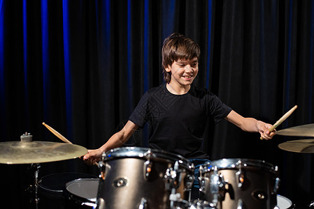 一个男孩在录音室里打鼓童年音乐家孩子们歌曲音乐学习乐队教育艺术家演员图片