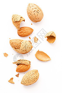 一群近距离的杏仁坚果 外壳和碎裂的杏仁壳 在白色背景中被隔离脂肪美食来源核心奶制品营养养分豆子卫生种子图片