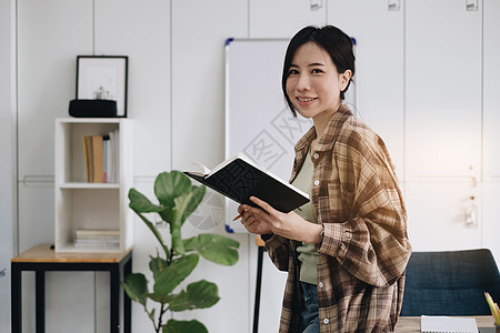 年轻的本科生在回到大学之前要做好心理准备 (笑声)图片