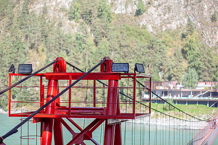山上一条宽阔河流的悬吊桥环境绳索远足河岸结构小路安全建筑学穿越旅行图片
