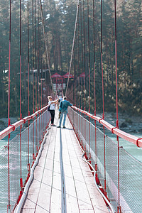 山上一条宽阔河流的悬吊桥建筑冒险木头卡通绳索危险旅行自然森林旅游图片