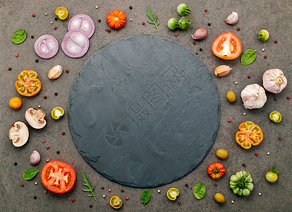 黑石背景上的自制比萨饼的配料草药香料餐厅食谱烹饪面团面粉午餐营养小吃图片