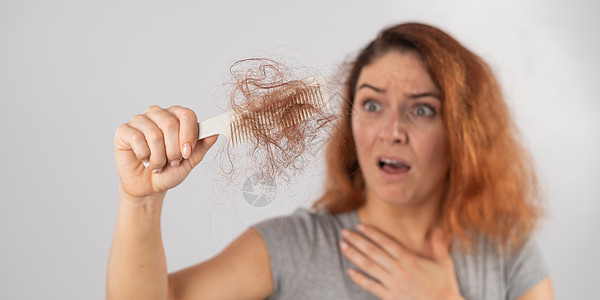 白种女人的头发掉落和女性高音都有梳子 头发包着发型脱发检查秃头配饰癌症治疗损失发刷压力图片