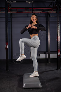 在健身房做平台运动的亚洲妇女活力力量运动装女性行动俱乐部专注重量女士耐力图片
