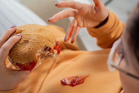 白种女人吃汉堡 吃番茄酱弄脏衣服的白人女孩食物早餐饥饿芝士营养午餐油炸事故热情饮食图片