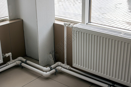 窗口特写旁的管道和散热器白色地面窗户房间温度温暖气候技术金属活力图片