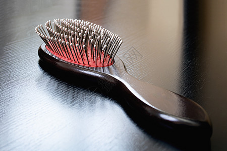 木制桌子的木制梳子头发关心刷子理发师发刷发型化妆品女性个性仪器图片