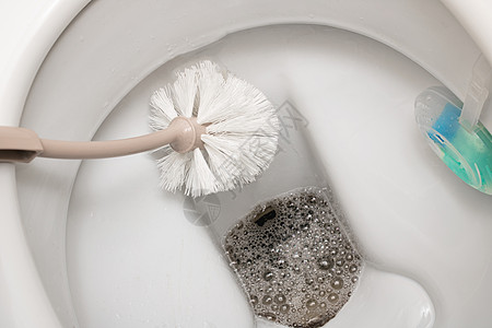笔刷扫清了白马桶 关上飞溅洗涤刷子家庭白色浴室房间厕所卫生洗手间图片