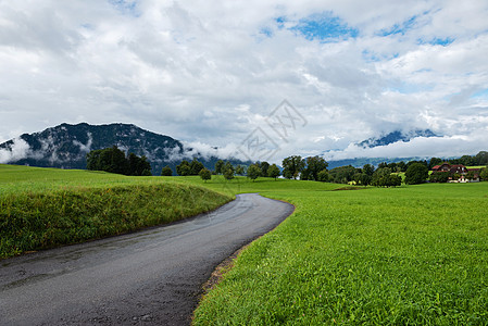 瑞士美丽的山地风景 阿尔卑斯山 刮风路图片