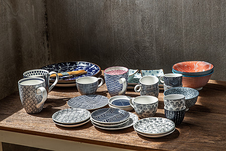 木桌上不同的陶瓷板碗和杯子盘子材料收藏工艺风格筷子餐具装饰热情家居图片