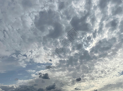 秋天季节的天空和雨云预报阳光风景蓝色地平线日落气候戏剧性气氛风暴图片