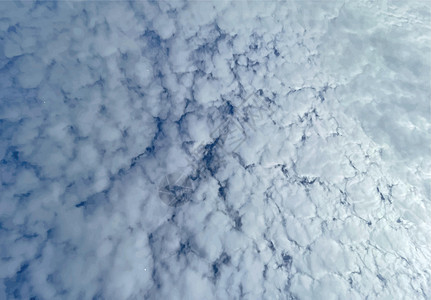 秋天季节的天空和雨云地平线环境蓝色气候气氛场景阳光天气云景风景图片