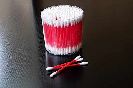 在木制桌上罐子中的红棉芽温泉白色耳朵宏观团体卫生织物塑料浴室纺织品图片