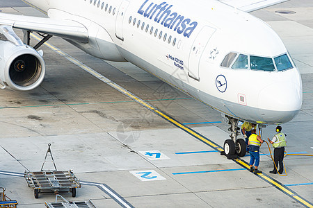 飞机停在机场跑道上空气翅膀旅游航空服务旅行座舱工程师航班机器背景图片