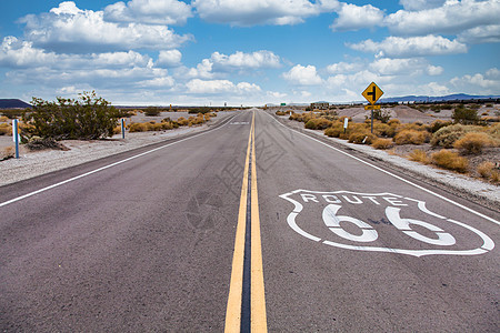 66号公路在沙漠中 有风景的天空 经典古老的图象路线蓝色假期旅游街道历史性运输国家地标历史图片