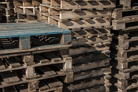 仓库院子里的木制货盘堆船运商品物流店铺工作工业贮存木材包装木头图片