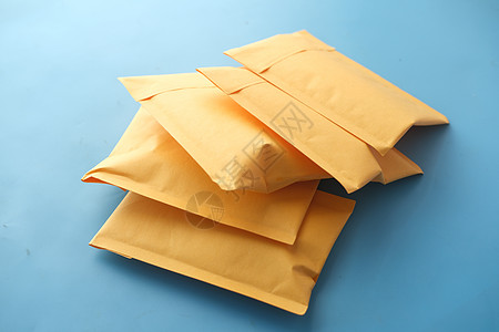 桌上黄色纸纸泡沫袋船运邮件商业物流货物贮存仓库文档气泡邮政图片