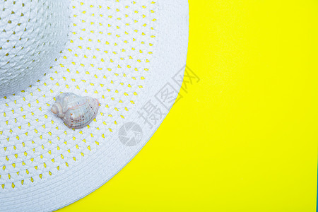 白色的太阳帽上长着宽梁 有一颗壳子在黄色背景上 并有文字的地方图片