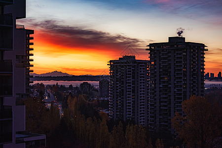 清晨在城市 黎明从东边传来图片