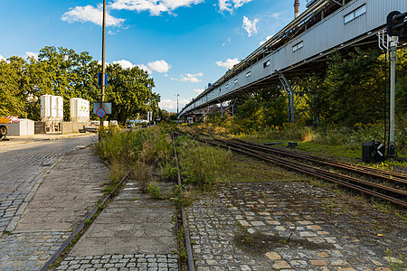 长桥旁边旧旧未使用的工厂广场的长铁路勘探探索铁轨探险家都市地标旅行旅游天空快讯图片