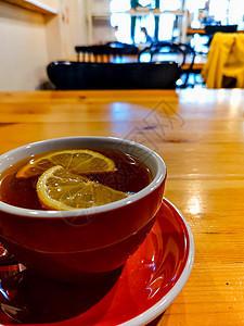 红茶杯加热茶 在小咖啡厅里加片柠檬图片