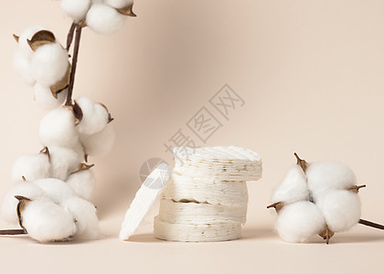 米色背景上的白色棉海绵 为美容 医药和化妆品行业设计治疗圆圈拭子磁盘棉布皮肤褐色沙龙温泉卫生图片