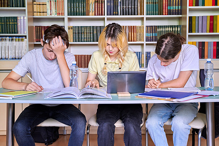 在学校图书馆学习的十几岁学生群体女士班级学校男性青春期家庭作业项目指导团体男生图片