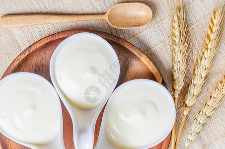 希腊酸奶 在白色杯子和干麦早餐食物奶油营养重量谷物香草乡村牛奶甜点图片