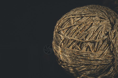 黑色背景上的毛线球 针织材料 家庭工艺品和爱好 复制空间水平合成图片