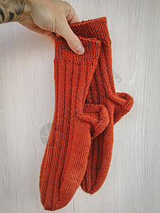 一双手工编织的羊毛袜图片