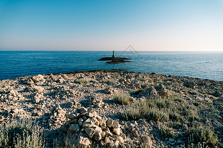 克罗地亚角附近海洋岩石上的一座大型绿色金属灯塔图片