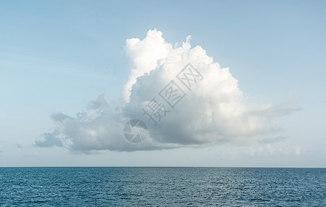 在海风景的蓝天的一朵大白色云彩 云在海水全景 地平线 美丽的热带加勒比夏日海景全景 多云天气与复制空间晴天旅行白云海岸海滩反射气图片