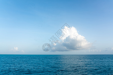 在海风景的蓝天的一朵大白色云彩 云在海水全景 地平线 美丽的热带加勒比夏日海景全景 多云天气与复制空间气氛海岸晴天海洋大云反射海图片