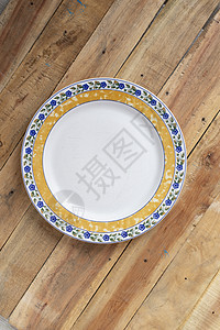 木制桌上的陶瓷盘板环境圆圈烹饪用具桌子厨房圆形服务制品陶器背景图片