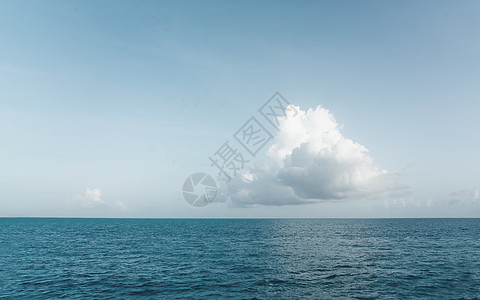 在海风景的蓝天的一朵大白色云彩 云在海水全景 地平线 美丽的热带加勒比夏日海景全景 多云天气与复制空间海岸大云晴天海洋旅行白云天图片