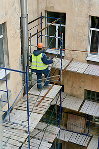 工人架起脚手架 修理大楼的外墙框架安装住房头盔格子安全商业服务项目住宅图片
