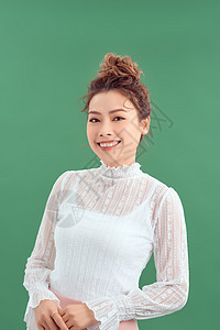 年轻亚洲女人的肖像 在绿色背景上仰望着摄影机女性思维商业快乐微笑成人女士头发白色折叠图片