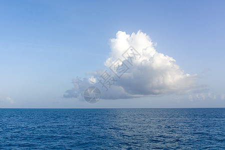 在海风景的蓝天的一朵大白色云彩 云在海水全景 地平线 美丽的热带加勒比夏日海景全景 多云天气与复制空间天空海洋海岸旅行晴天大云白图片