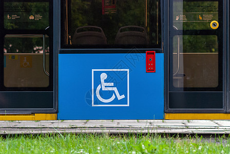 残疾人在有电缆的汽车上签字 现代城市交通无障碍图片