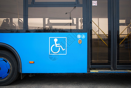 公共汽车门旁边的残疾人和老年人图标(图示)图片