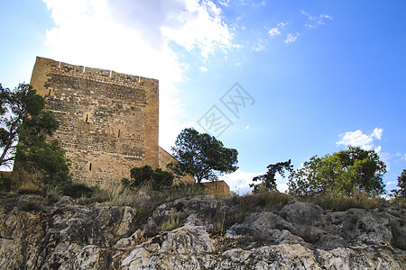 诺维达拉莫拉城堡塔塔天空堡垒雕刻石墙蓝色警卫入口岩石石头建筑学图片